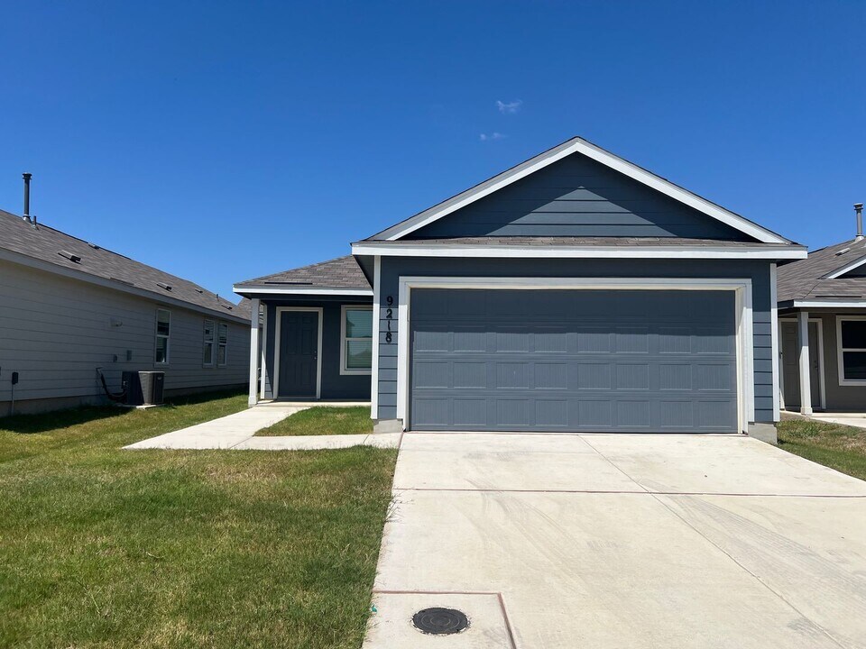 9218 Luciano Pl in Geronimo, TX - Building Photo