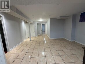 2 Attview Crescent in Brampton, ON - Building Photo - Building Photo