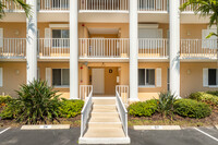 Naples Sandpiper Bay Club in Naples, FL - Foto de edificio - Building Photo