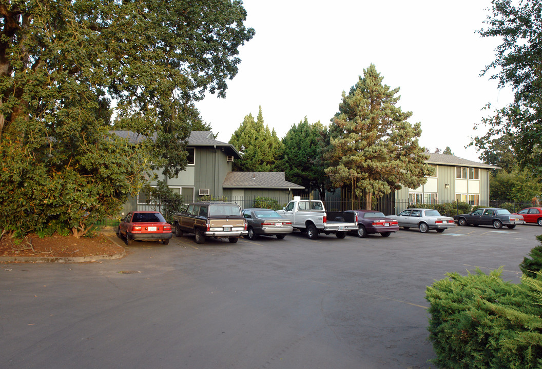 Four Oaks Apartments in Salem, OR - Building Photo