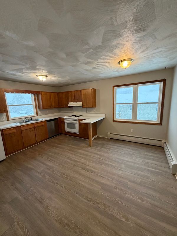 44 Young Ave in New York Mills, NY - Foto de edificio - Building Photo