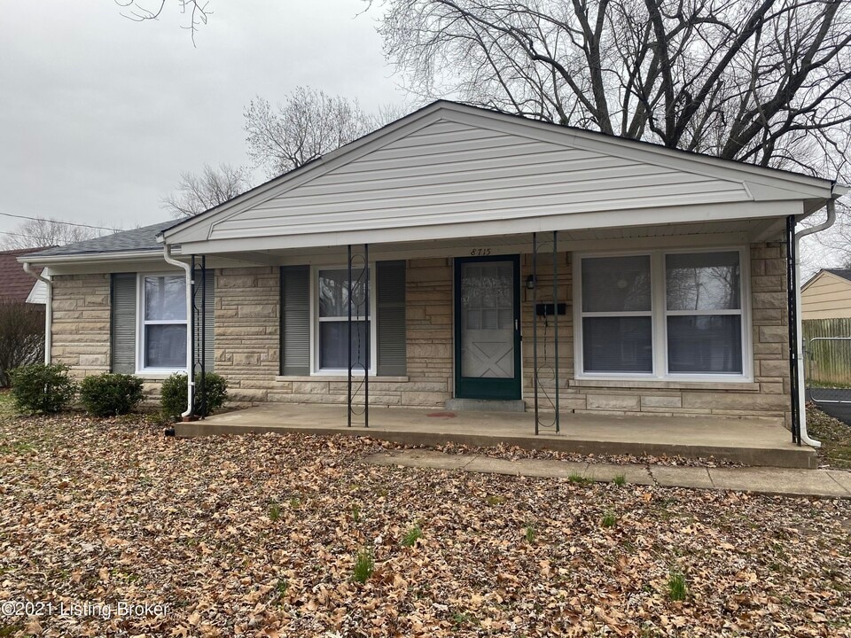 8715 Blue Bell Dr in Louisville, KY - Building Photo
