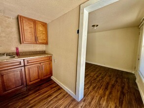 218 Lowell St in San Antonio, TX - Building Photo - Building Photo