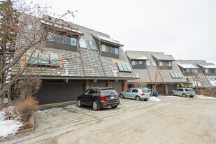 700 Ranch Estates Pl NW in Calgary, AB - Building Photo