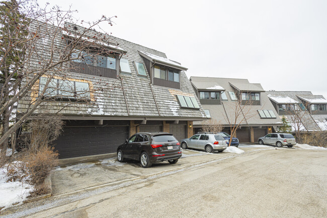 700 Ranch Estates Pl NW in Calgary, AB - Building Photo - Primary Photo