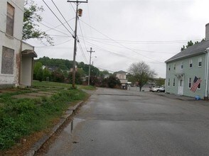 67 Elm St in Somersworth, NH - Foto de edificio - Building Photo