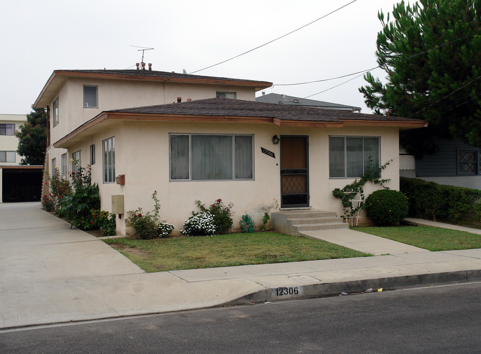 12306 Manor Dr in Hawthorne, CA - Building Photo