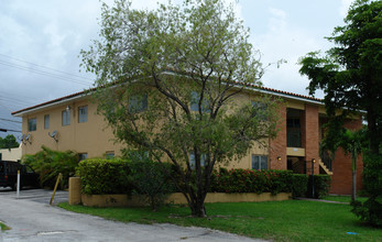 1101 Madruga Ave in Miami, FL - Foto de edificio - Building Photo