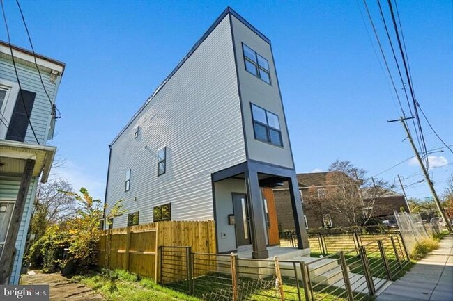 property at 4421 Kane Pl NE