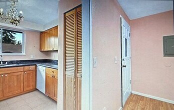 15617 NE 18th St in Bellevue, WA - Foto de edificio - Building Photo