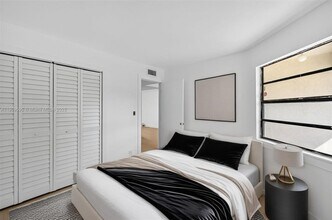 4198 Lakeside Dr in Tamarac, FL - Building Photo - Building Photo