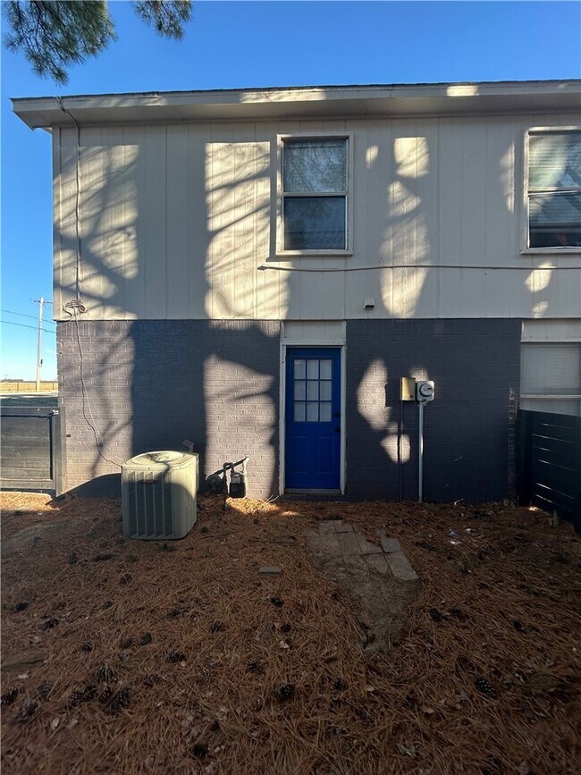 1855 W Deane St in Fayetteville, AR - Building Photo - Building Photo