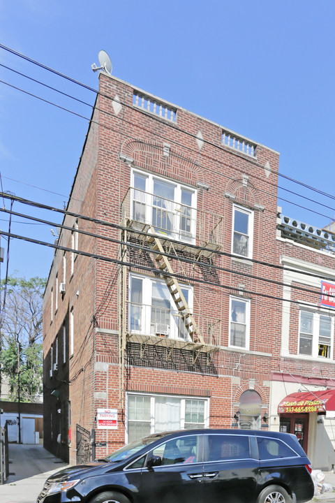 37-22 104th St in Flushing, NY - Building Photo