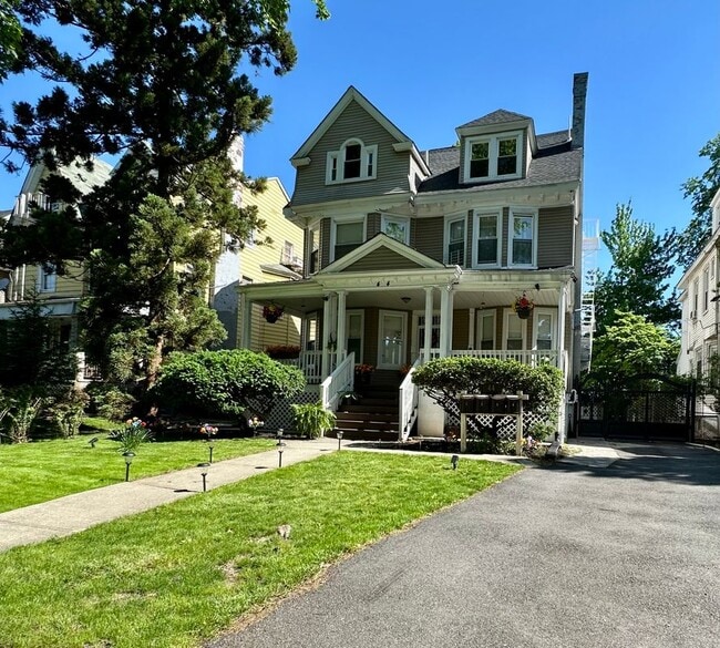 44 Chestnut St in East Orange, NJ - Building Photo - Building Photo