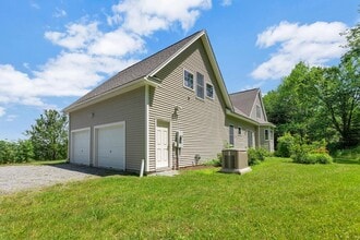 975 S Hill Rd in Ludlow, VT - Foto de edificio - Building Photo