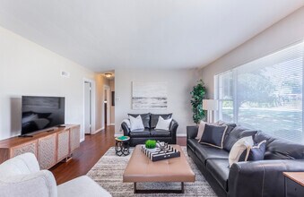 569 Mapleview Dr in University City, MO - Building Photo - Building Photo