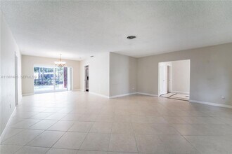 7970 SW 146th St in Palmetto Bay, FL - Foto de edificio - Building Photo