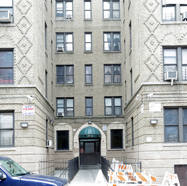 2700 Marion Ave in Bronx, NY - Foto de edificio - Building Photo