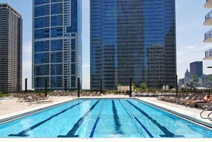 201 N Westshore Dr, Unit 2006 in Chicago, IL - Building Photo