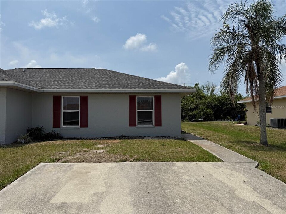 11089 Pendleton Ave in Englewood, FL - Building Photo