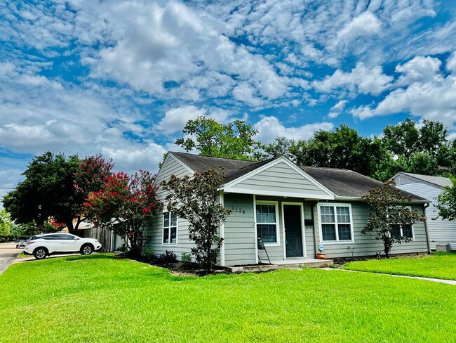 5124 Beech St in Bellaire, TX - Building Photo - Building Photo