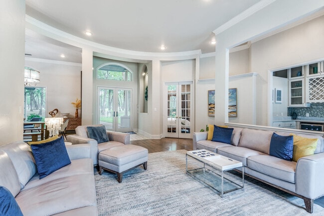 825 Carrie Ln in Lakewood Village, TX - Foto de edificio - Building Photo