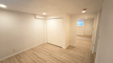 3648 44th Ave SW, Unit B in Seattle, WA - Foto de edificio - Building Photo