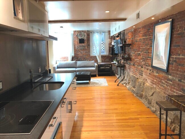 19 Branch St, Unit B in Boston, MA - Foto de edificio - Building Photo