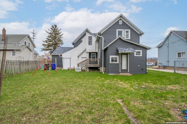 211 Oak St, Unit 211 1/2 in Kaukauna, WI - Building Photo - Building Photo