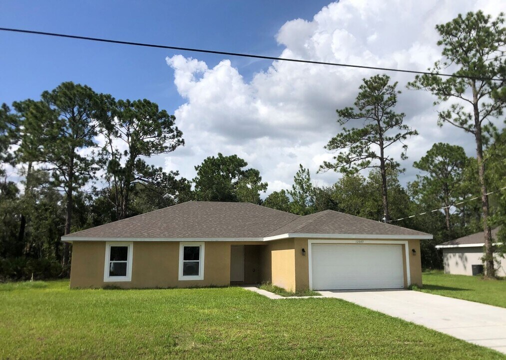 12043 Centralia Rd in Brooksville, FL - Foto de edificio