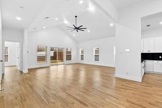 1812 Muncie Ave in Dallas, TX - Foto de edificio - Building Photo