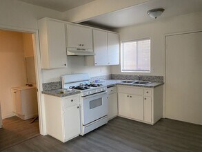 207 E Sequoia Ave in Visalia, CA - Building Photo - Building Photo