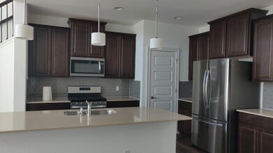 300 Staunton Dr in Leander, TX - Foto de edificio - Building Photo