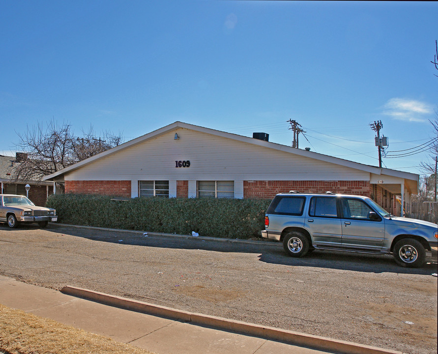 1609 44th St in Lubbock, TX - Foto de edificio