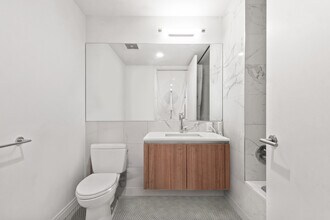 160 1st St, Unit 614 in Jersey City, NJ - Foto de edificio - Building Photo