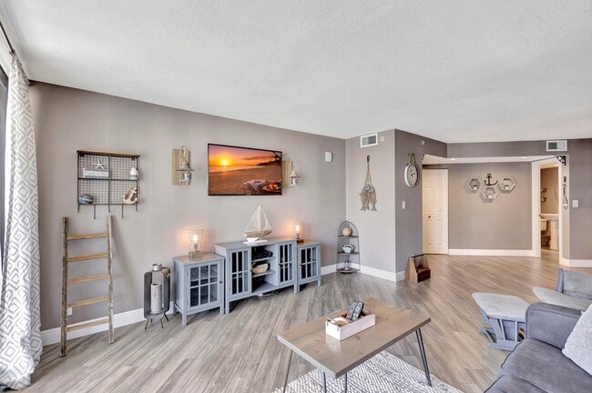 3000 N Ocean Dr, Unit Unit17-B in Riviera Beach, FL - Foto de edificio - Building Photo