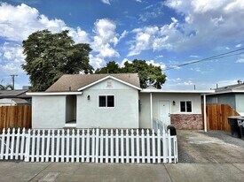 824 S Phillips St in Hanford, CA - Building Photo