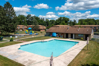 Country Manor Apartments in Middletown, NY - Foto de edificio - Building Photo