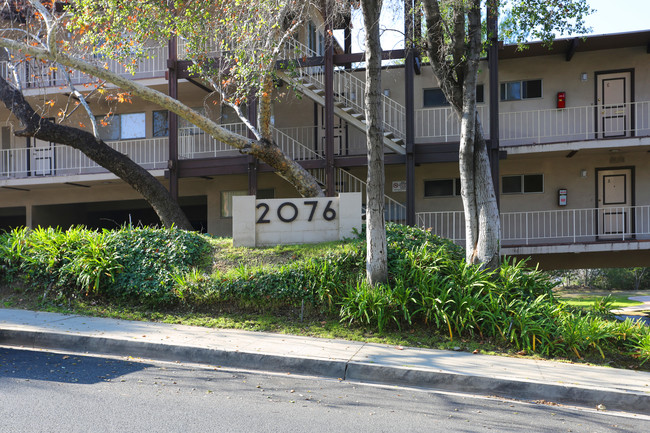 2076 Valderas Dr in Glendale, CA - Foto de edificio - Building Photo