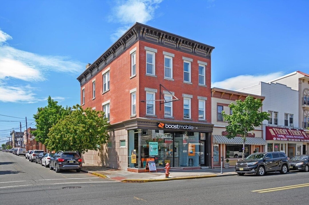 409 Broadway in Bayonne, NJ - Building Photo