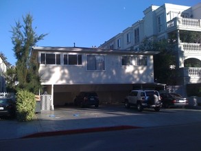 132 N Swall Dr in Los Angeles, CA - Foto de edificio - Building Photo