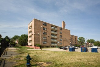 Hopkins Apartments in Washington, DC - Foto de edificio - Building Photo