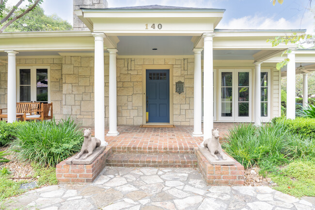 140 W Fair Oaks Pl in Alamo Heights, TX - Foto de edificio - Building Photo