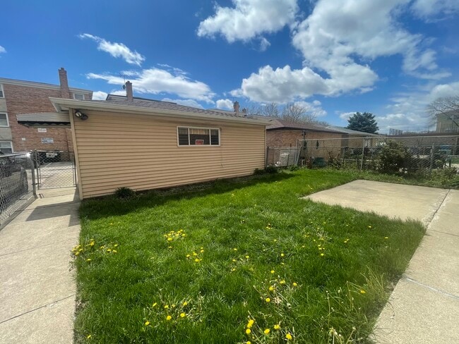 8645 W Summerdale Ave in Chicago, IL - Building Photo - Building Photo