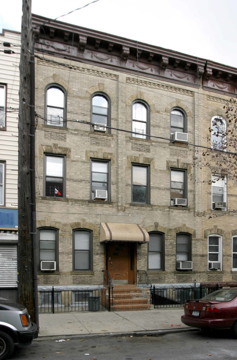 679 Onderdonk Ave in Flushing, NY - Building Photo