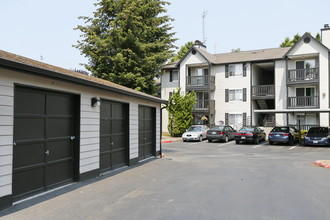 Serra Vista Apartment Homes in Lynnwood, WA - Foto de edificio - Building Photo