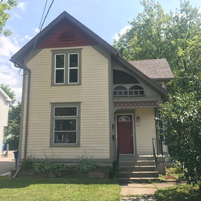 property at 825 Scott Ave
