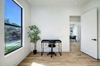 4715 McKinney St in Houston, TX - Foto de edificio - Building Photo