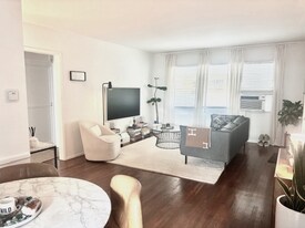 916 N Sweetzer Ave in West Hollywood, CA - Building Photo