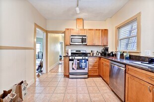 24 Crescent St, Unit 1 in Cambridge, MA - Building Photo